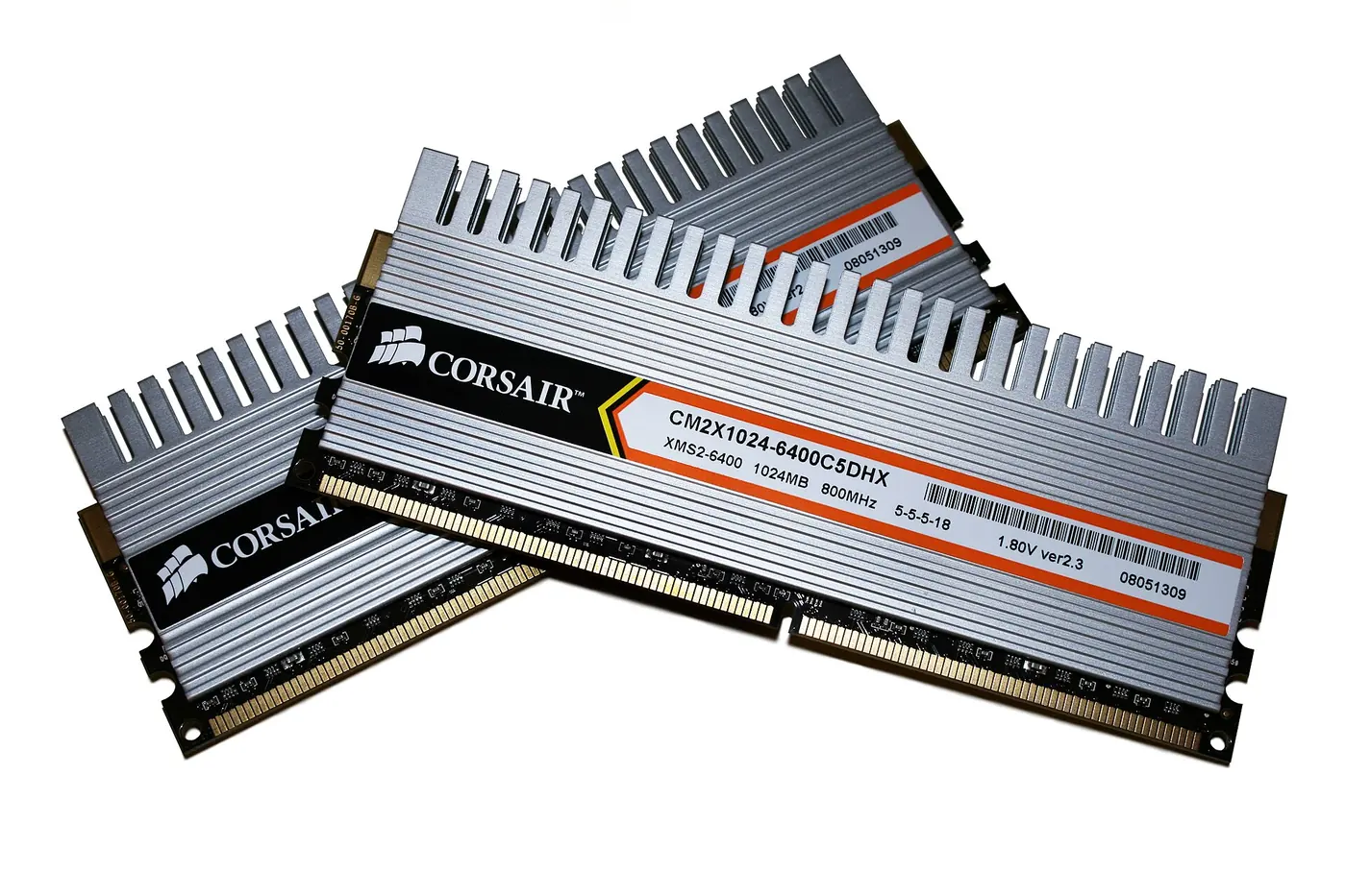 방열판이 달린 컴퓨터 DDR2 메모리 모듈 두 개