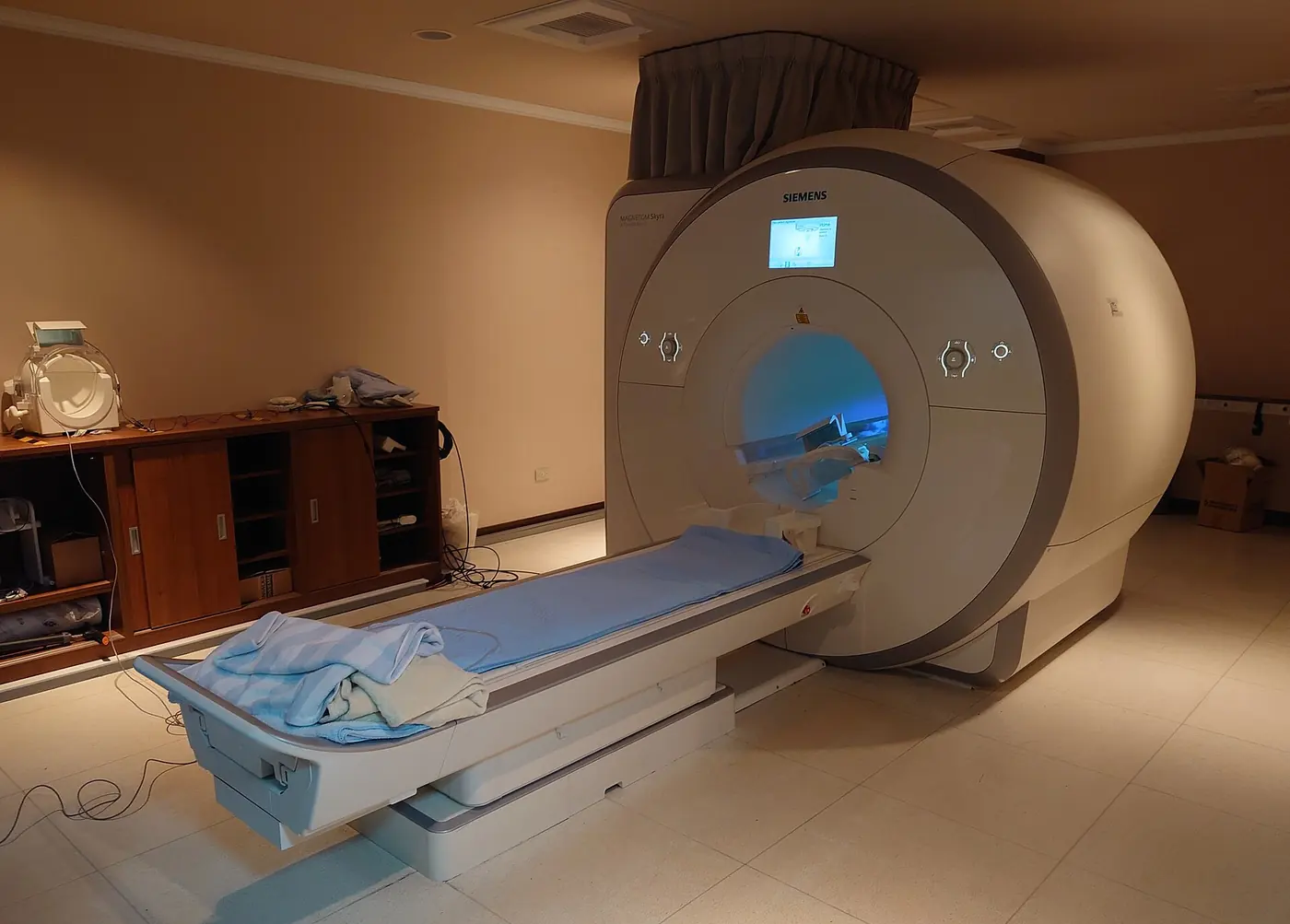 MRI 촬영실에 놓인 3테슬라 MRI 장비와 앞으로 빠져나온 환자용 침대