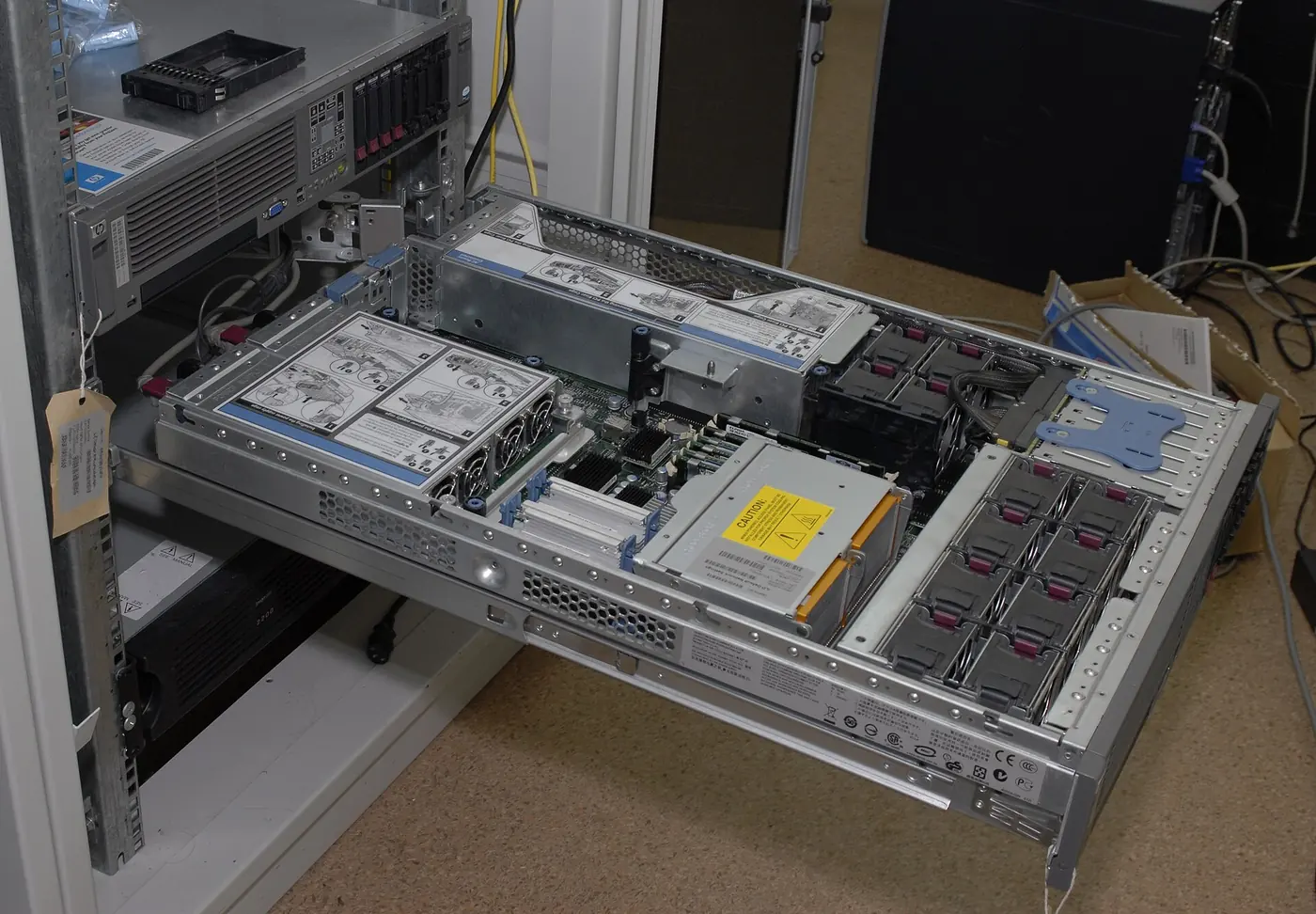 덮개를 연 HP 프로라이언트 DL380 랙 서버의 내부 기판과 냉각 팬
