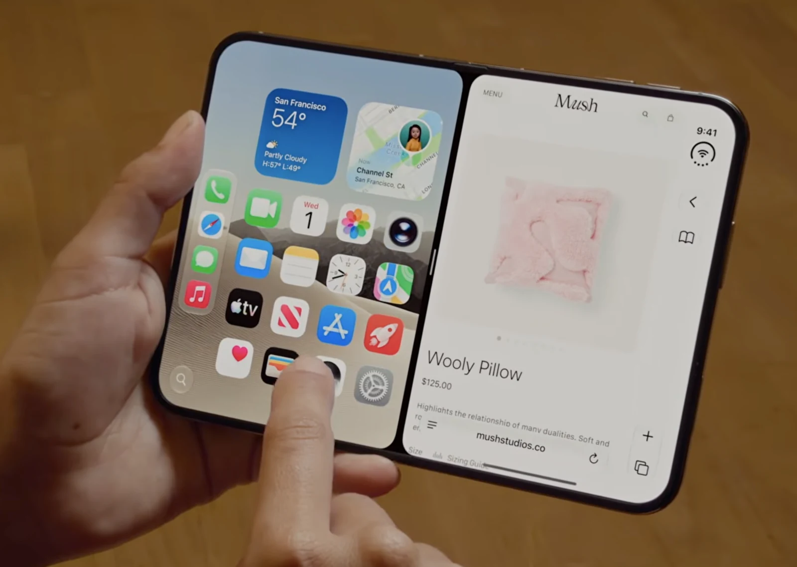 펼친 iPhone Duo 를 두 손으로 든 발표 화면. 왼쪽 절반에는 홈 화면의 앱 아이콘과 위젯이, 오른쪽 절반에는 쇼핑 사이트가 동시에 떠 있다