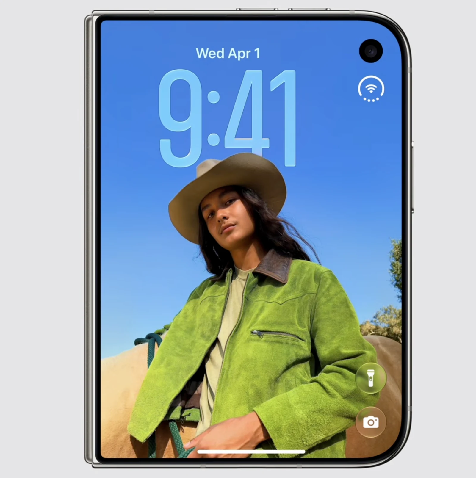 펼친 iPhone Duo 의 잠금 화면 발표 사진. 세로로 긴 큰 화면에 인물 사진과 시각 9시 41분이 떠 있다