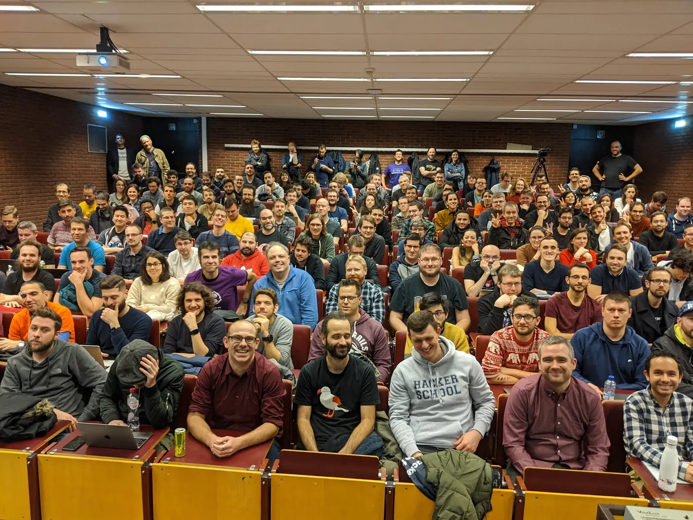 FOSDEM 2020 웹 퍼포먼스 트랙 강의실을 가득 메운 참가자들