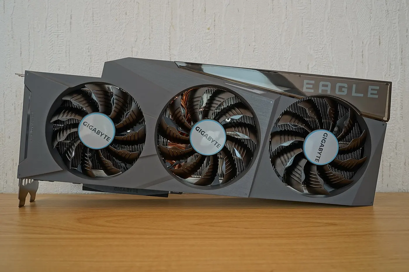 세 개의 팬이 달린 지포스 RTX 3090 그래픽카드 전면